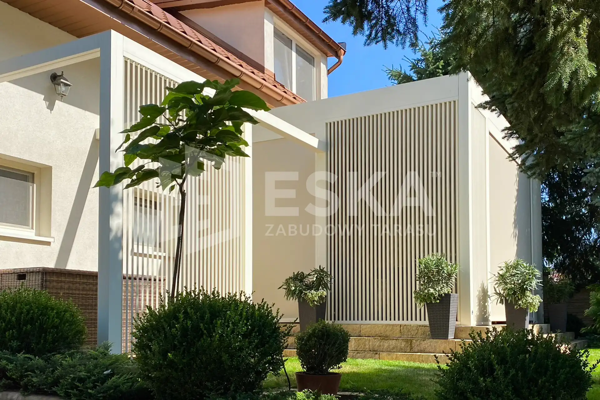 Taras przy domu zadaszony, szklane ściany przesuwne – ESKA Zabudowy Tarasu