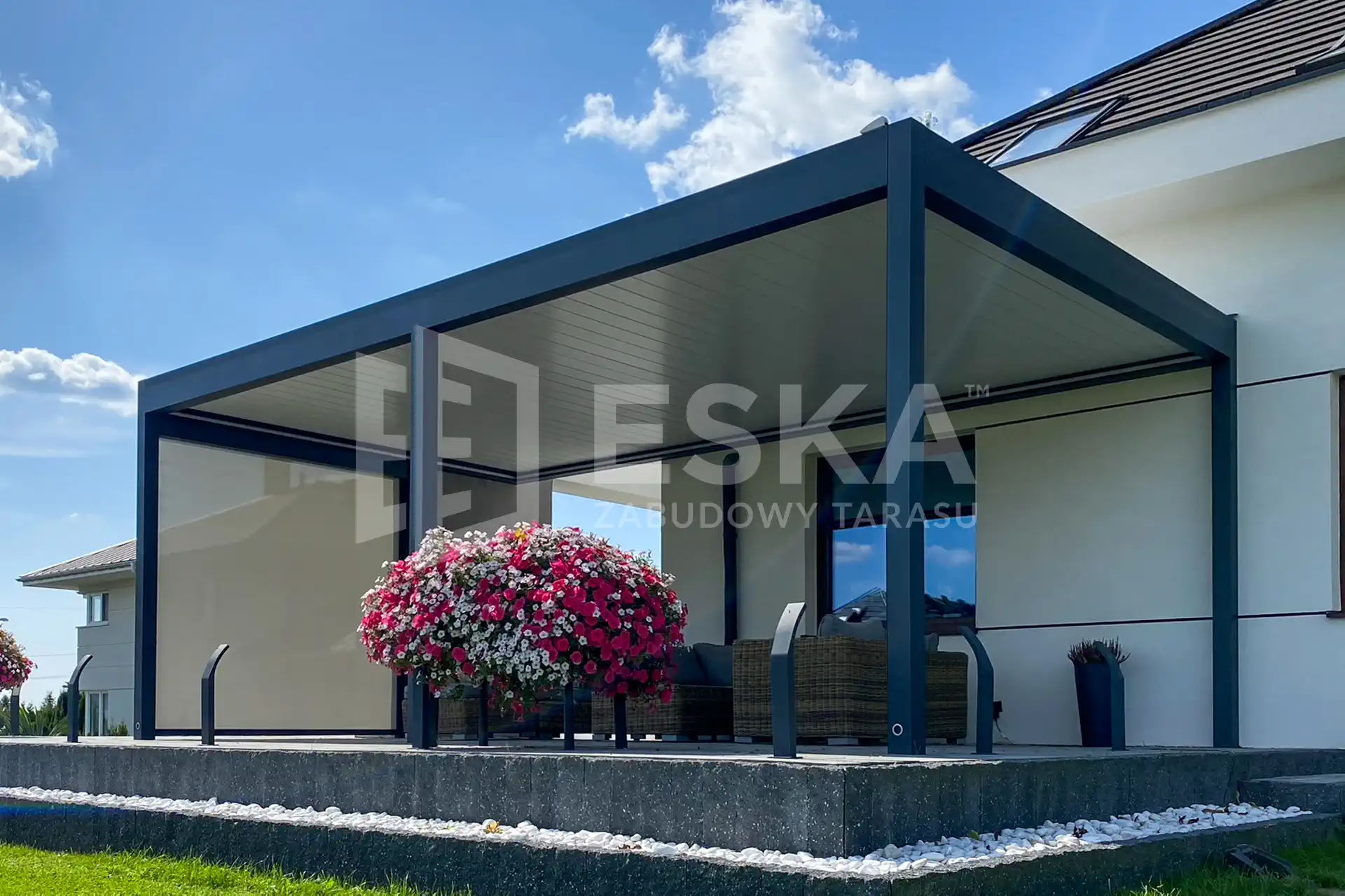 Zadaszenie tarasu do nowoczesnych domów – Eska Zabudowy Tarasu