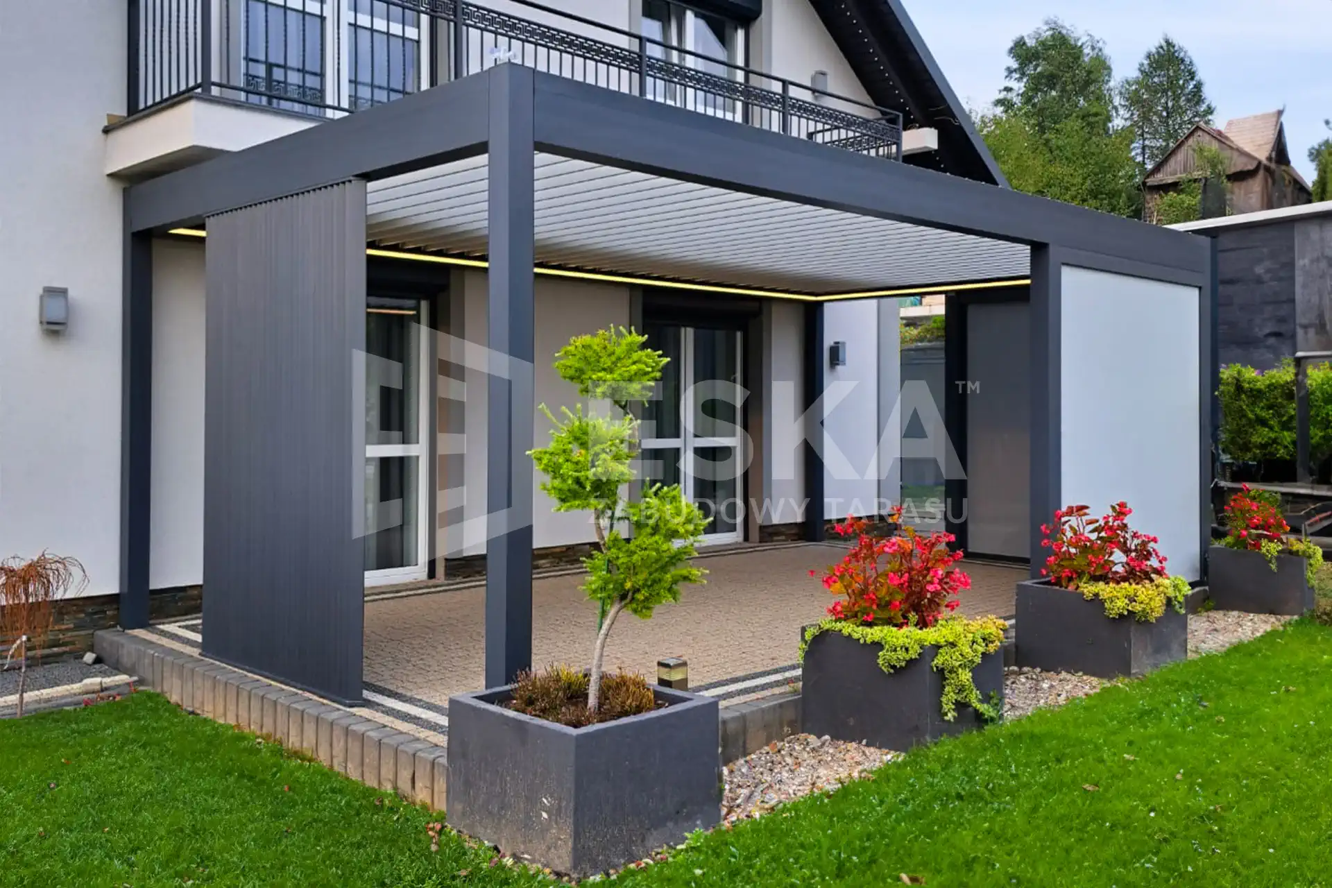 Taras przy domu zadaszony, szklane ściany przesuwne – ESKA Zabudowy Tarasu