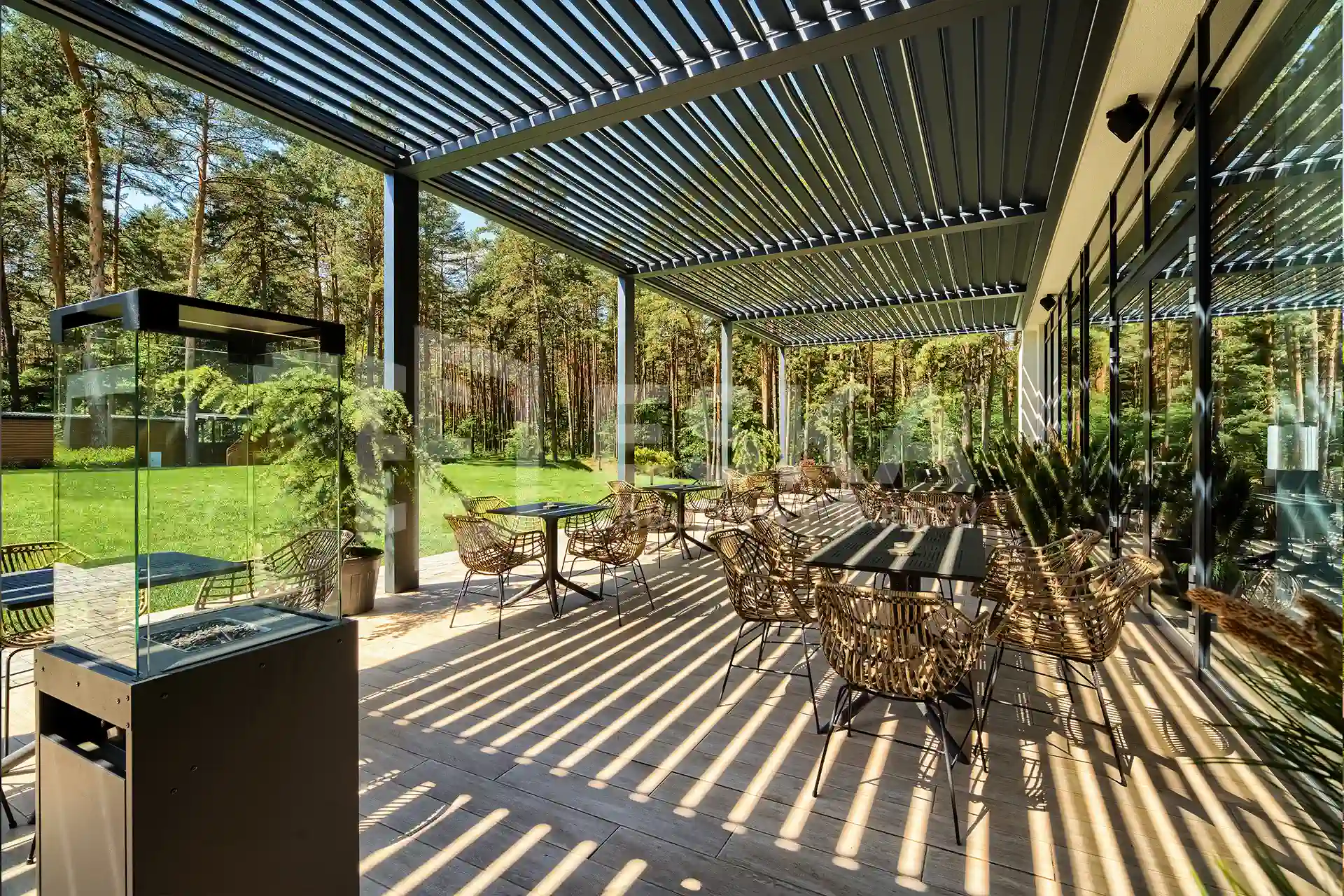 Pergola przyścienna do restauracji z oświetleniem – ESKA Zabudowy Tarasu