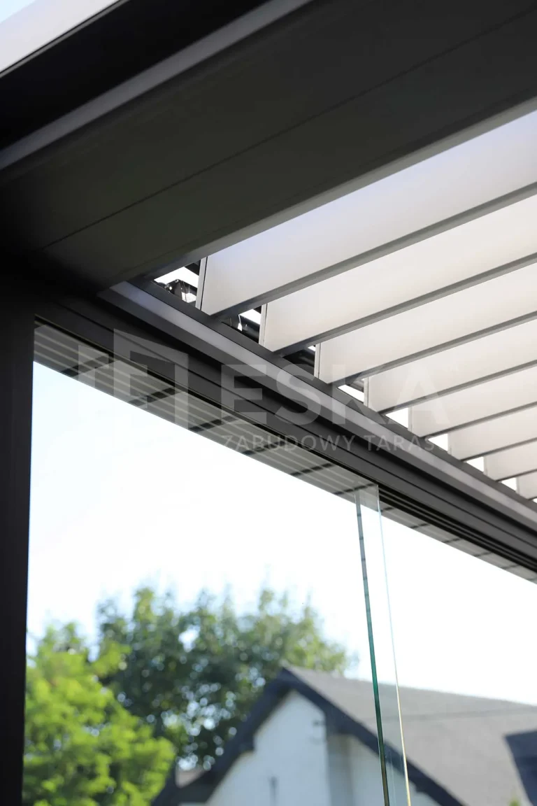 Zabudowa tarasu, nowoczesny design zamknięty w pergoli – Eska Zabudowy Tarasu