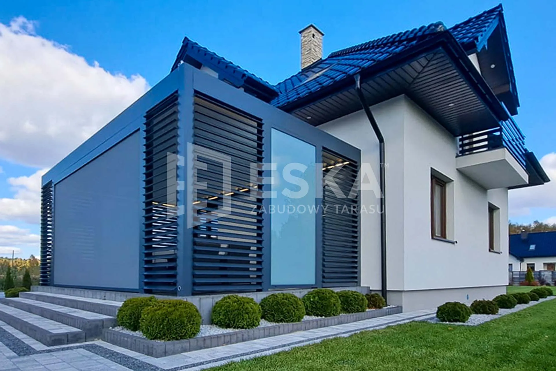 Pergola ze szklanymi panelami przesuwnymi i oświetleniem LED – Eska Zabudowy Tarasu